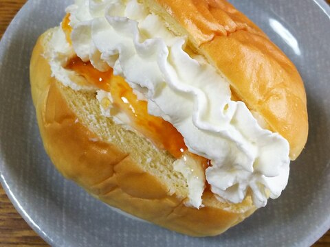 クリームチーズ&杏&ホイップクリームのロールパン
